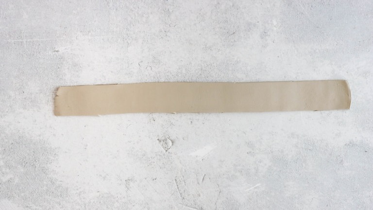 Einen langen, ca. 2 cm breiten Streifen schneiden. 