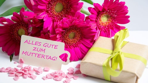 Blumen und Geschenk zum Muttertag