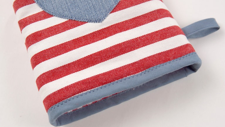 Das Schrägband nun knappkantig von rechts (mit Gerad- oder einem kleinen Zickzackstich) festnähen.