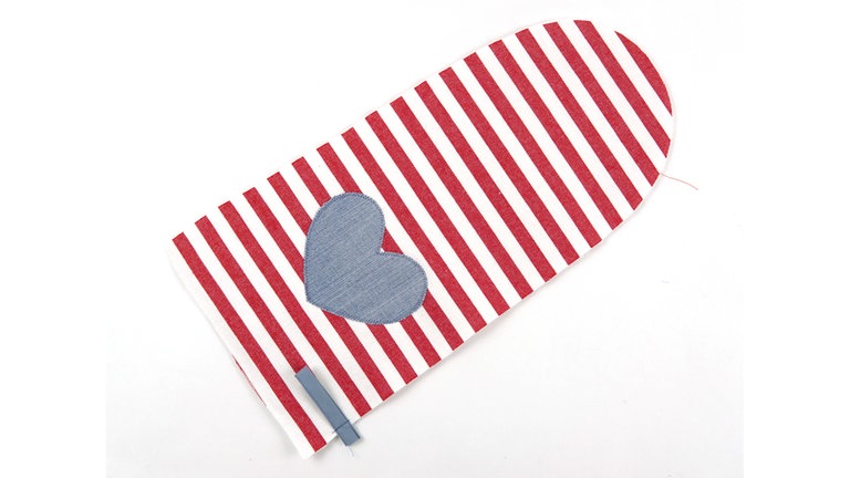 Das Schrägband zur Schlaufe legen, markierungsgemäß rechts auf rechts an die Außenseite legen und innerhalb der Nahzugabe feststeppen.