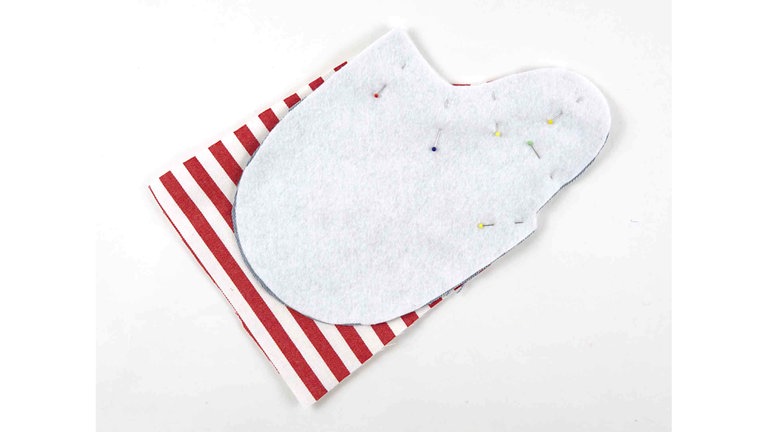 Die Thermolanteile passgenau auf die linke Stoffseite der oberen und unteren  Innenseitenteile legen. Die Teile rechts auf rechts stecken und entlang der Mittelnaht zusammensteppen.