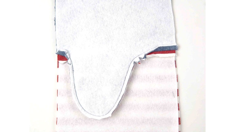 Die Mittelnaht an den Seiten auseinanderbügeln.