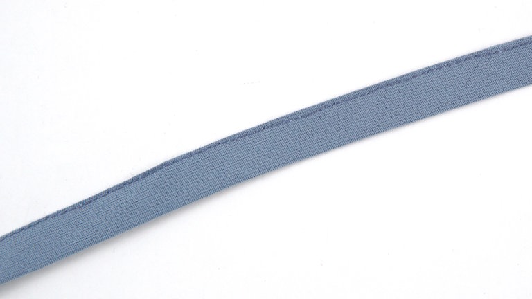 Ein 15 cm langes Stück Schrägband zurechtschneiden. Das Band der Länge nach falten und knappkantig zusammensteppen.