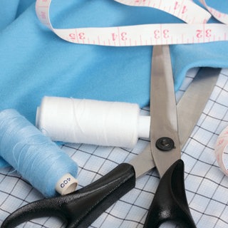 Stoff mit Nähgarn und Maßband