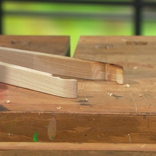 Grillzange aus Holzleisten