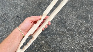 Grillzange aus Holzleisten