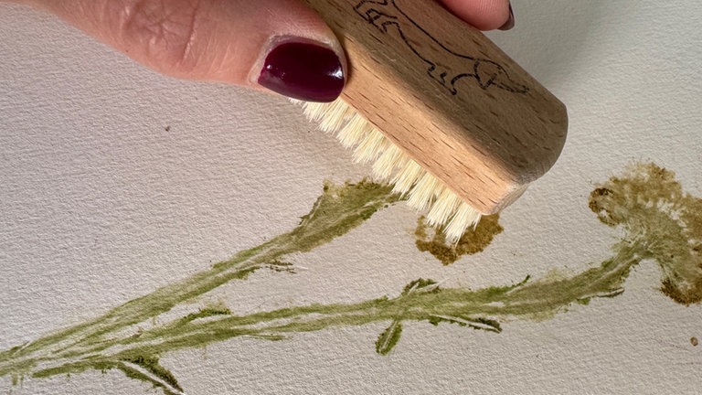 Nach dem Trocknen, die überschüssigen Fasern mit einer sanften Bürste abbürsten oder leicht mit den Fingern darüberwischen.