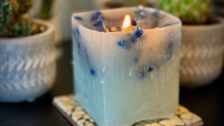 Kerze mit getrockneten Blüten