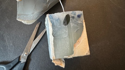 Kerze mit getrockneten Blüten