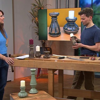 Moderatorin Fatma Mittler-Solak und Schreinermeister Silvan Bach mit selbstgebauten Kerzenhalter aus altem Tischbein