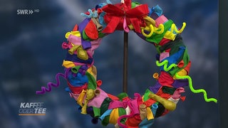 Ein Kranz aus bunten Luftballons