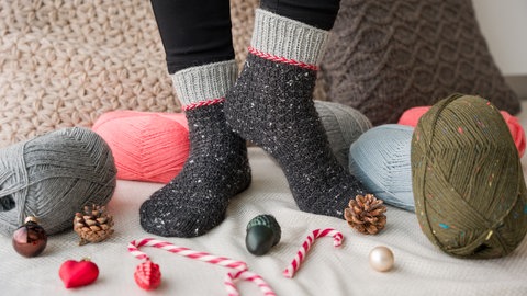 Dicke Socken mit Colorblocking und Lettischem Zopf