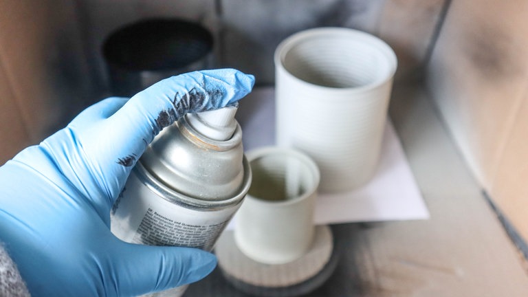 Mit Acrylspray oder Acrylfarbe in der Wunschfarbe die Dosen gestalten. DIY-Tipp: Die Dose vorher weiß grundieren. Dann braucht man nicht so viele Schichten, bis es deckt. 