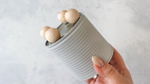 Mit ein paar Holzkugeln kann man noch ein besonderes Highlight zaubern.