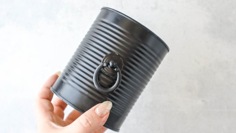 Schilder oder sogar Griffen. Alles ist erlaubt was gefällt. 