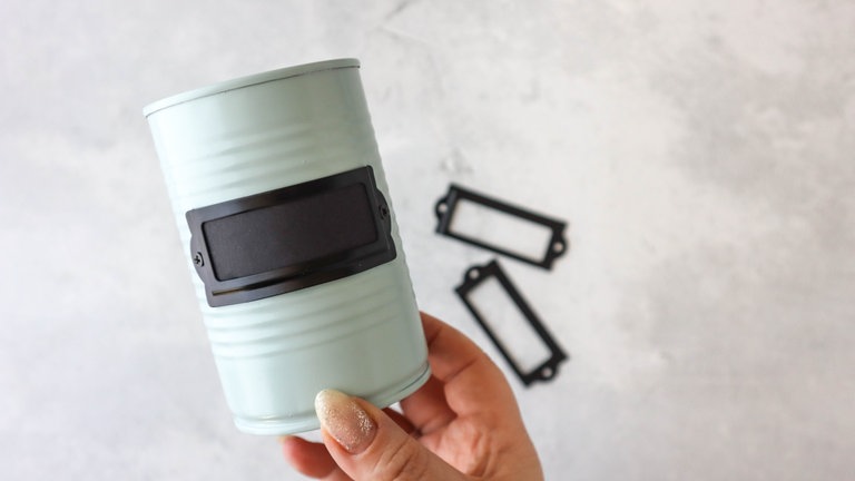 Nach dem Trocknen können die Dosen noch etwas aufgepeppt werden mit einem Lettering