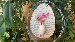 Ostereier-Anhänger aus alten Büchern