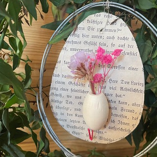 Ostereier-Anhänger aus alten Büchern