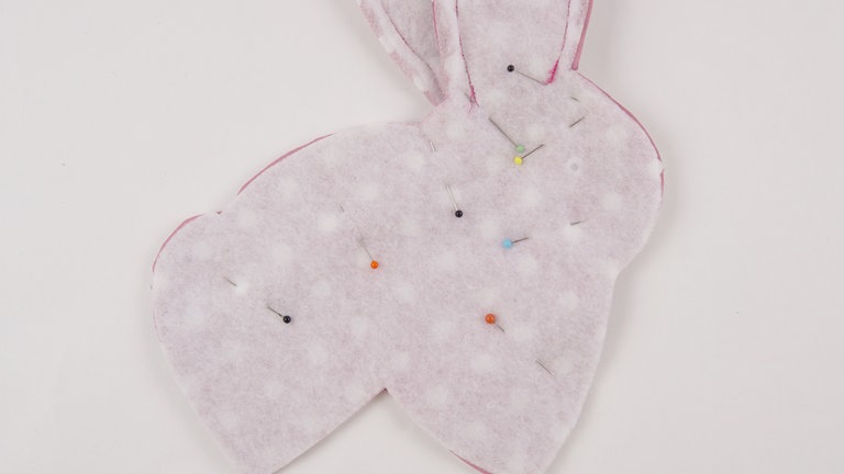 Die Körperteile rechts auf rechts aufeinanderheften.