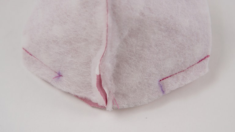 An der Bodennaht mittig eine 5 cm Wendeöffnung einzeichnen. Die zwei Nähte ab den Markierungen bis zu den Kanten steppen.