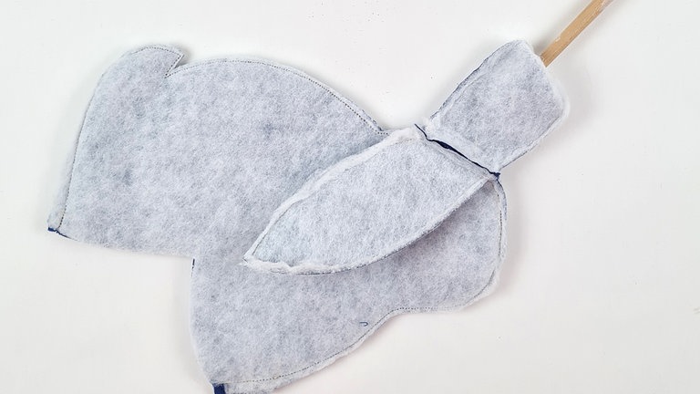 Um die Ohren später einfacher ausformen zu können, diese bereits jetzt mithilfe eines kleinen Borstenpinsels oder einer Häkelnadel nach innen umwenden.