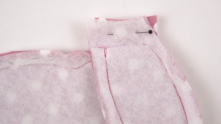 Die Ohren nach unten klappen und die offenen Unterkanten von Ohr A und Ohr B aufeinanderheften.