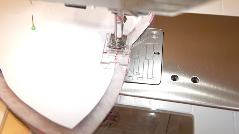 Jeweils exakt an Nahtanfang und – ende der Ohren starten und bis zu den Bodenspitzen nähen. Nahtanfänge und –enden mit Rückstichen sichern.