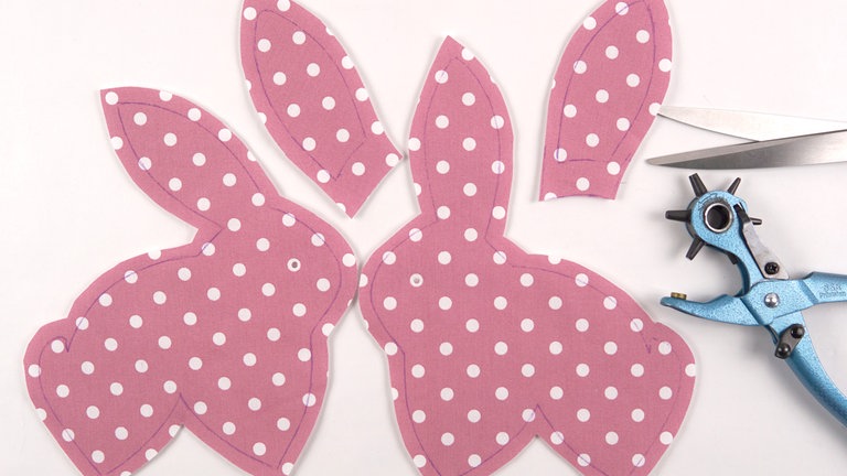 Die Schnittteile ausschneiden. Die Lochungen für die Sicherheitsaugen mit der Lochzange ausstanzen