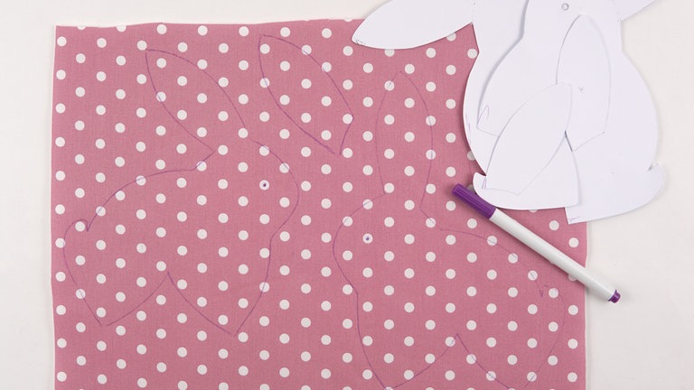 Bei gepunkteten Stoffen wie hier kann man die Position für das Auge mittig auf einem Punkt positionieren. 