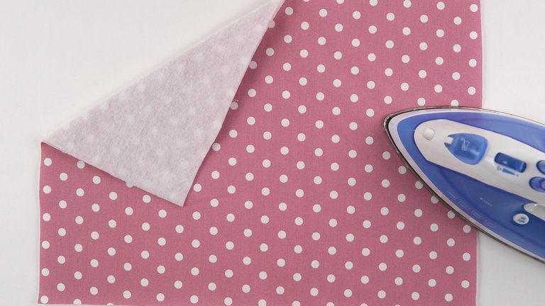 Das Volumenvlies nach Herstellerangabe linksseitig auf den Baumwollstoff aufbügeln. 