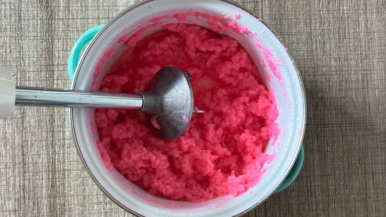 Gemixte Pulpe mit Wasser verdünnen, pürieren...