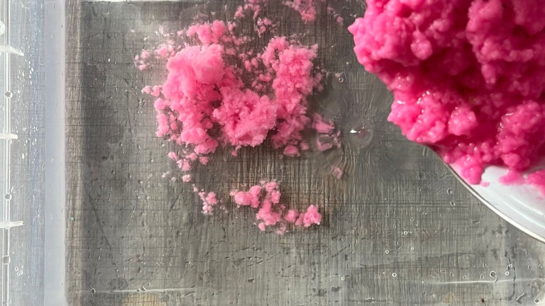 und in eine Wanne geben.