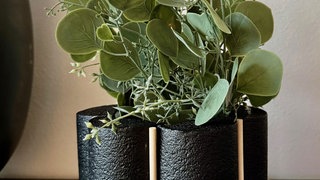 Selbstgemachte Vase aus Dosen und Poolnuel