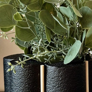 Selbstgemachte Vase aus Dosen und Poolnuel