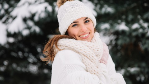 Frau mit Mütze und Schal im Winter