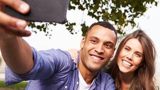 Ein Mann und eine Frau machen ein Selfie