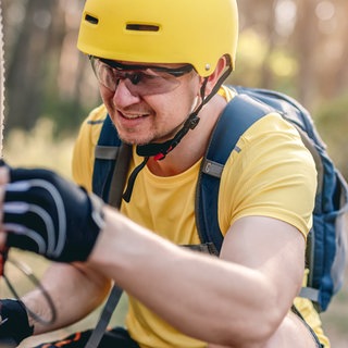 Mann repariert Fahrrad - Notfallpaket für die Radtour