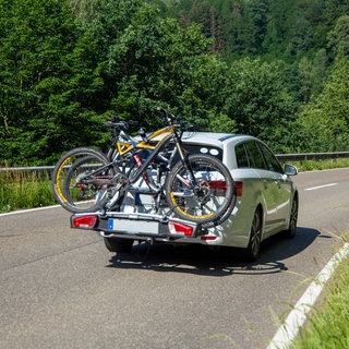 PKW mit Fahrradträger am Heck und mehreren Fahrrädern 