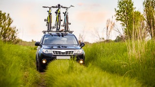 Fahrräder auf einem Dachgepäcktrager eines Autos