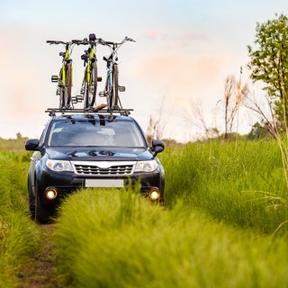 Fahrräder auf einem Dachgepäcktrager eines Autos