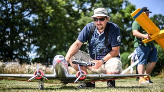 Mann mit Modellflugzeug