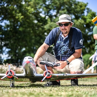 Mann mit Modellflugzeug