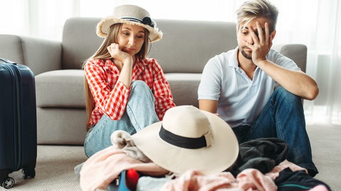 Junges Paar packt seine Koffer