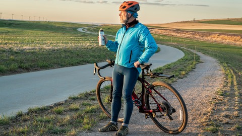 Mann fährt mit Sportkleidung im Winter Fahrrad