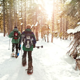 Zwei Leute beim Schneeschuhwandern