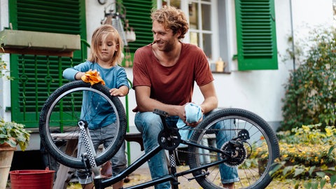Vater und Sohn putzen Fahrrad