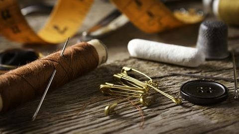 Nähzubehör (Garn, Knopf, Nähnadel, Sicherheitsnadeln)
