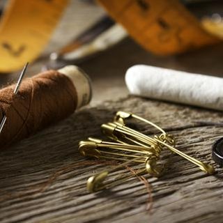 Nähzubehör (Garn, Knopf, Nähnadel, Sicherheitsnadeln)