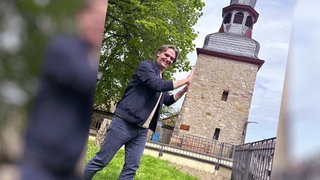 Marius am mittelalterlichen Wehrturm von Gau-Weinheim
