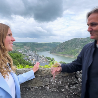 Ausflugsreporter Markus Bundt mit der „Deutschen Weinprinzessin“ Julia Lambrich
